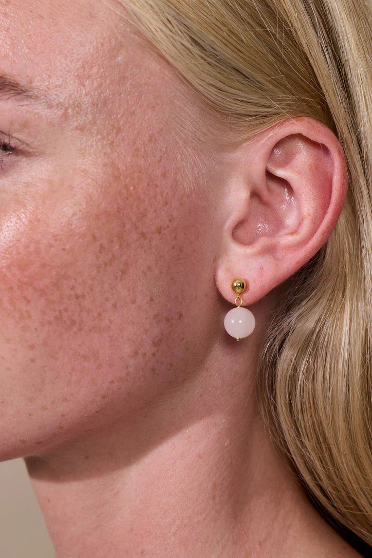 Rosa Jade krystal øreringene fra Soi med forgyldt lukning.