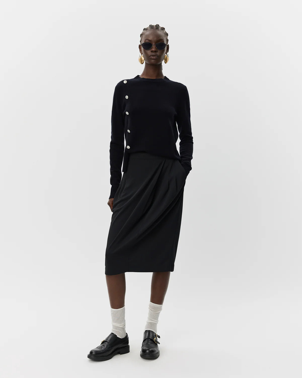 Sort SAISW striktrøje i 100% uld med diagonal sømandsknapdetalje fra Sofie Schnoor