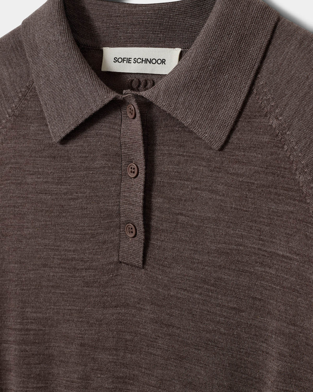 SELENESW Knit Polo fra Sofie Schnoor i Brown Melange, fremstillet i 100% merinould – køb hos butikalrum.dk.