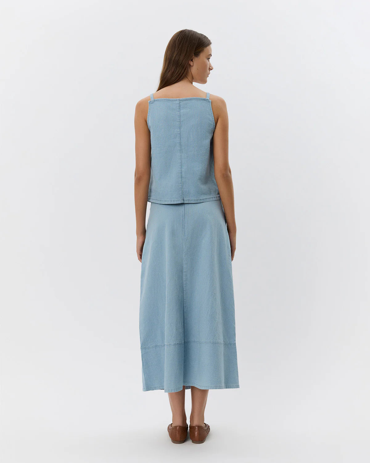 Nederdel i a-snit med lommer og lynlås bagpå. Underdelen har smalle striber, som giver et flot, stilrent look.