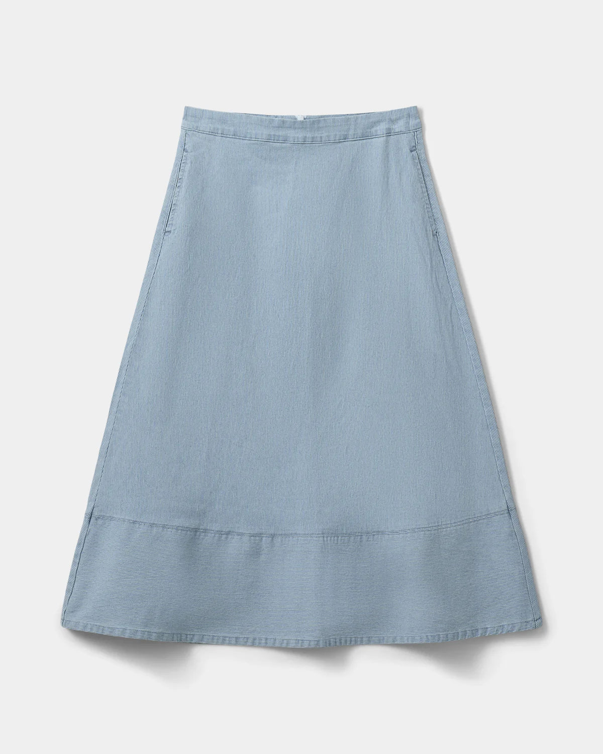 Nederdel i a-snit med lommer og lynlås bagpå. Underdelen har smalle striber, som giver et flot, stilrent look.