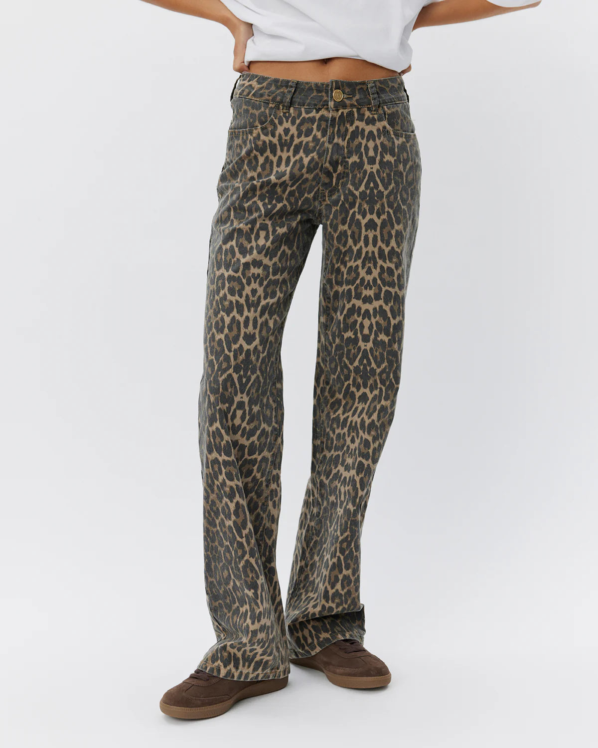 Leopardprintede bukser med relaxed fit, mid waist, lynlås- og knaplukning i stretchkvalitet.