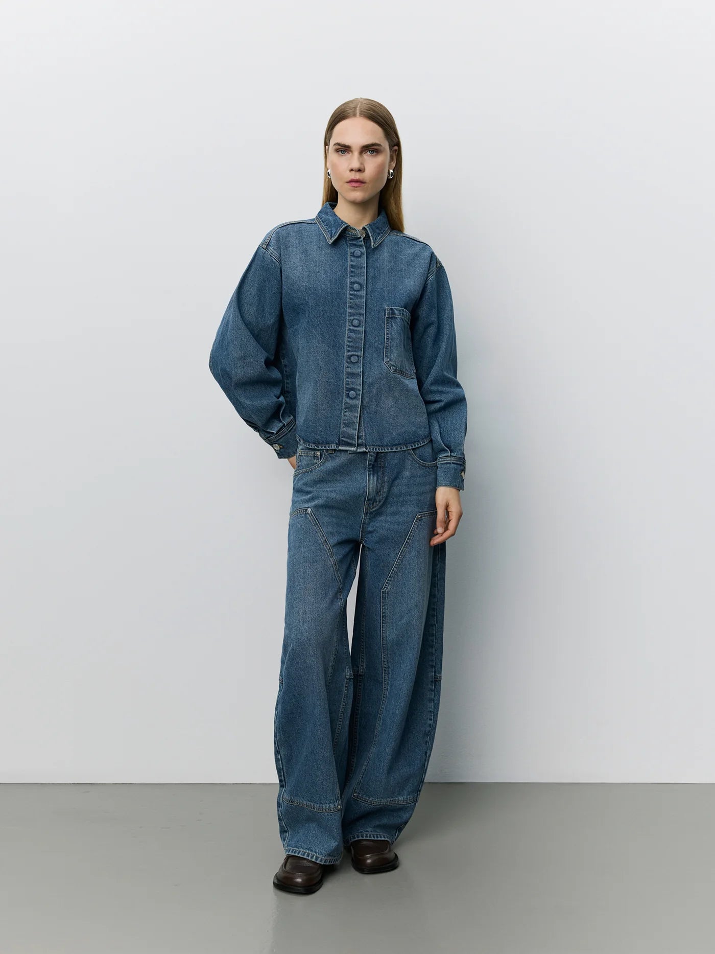 SONJASW Barrel Jeans fra Sofie Schnoor i Denim Blue med mellemhøj talje og barrel pasform – køb hos butikalrum.dk.