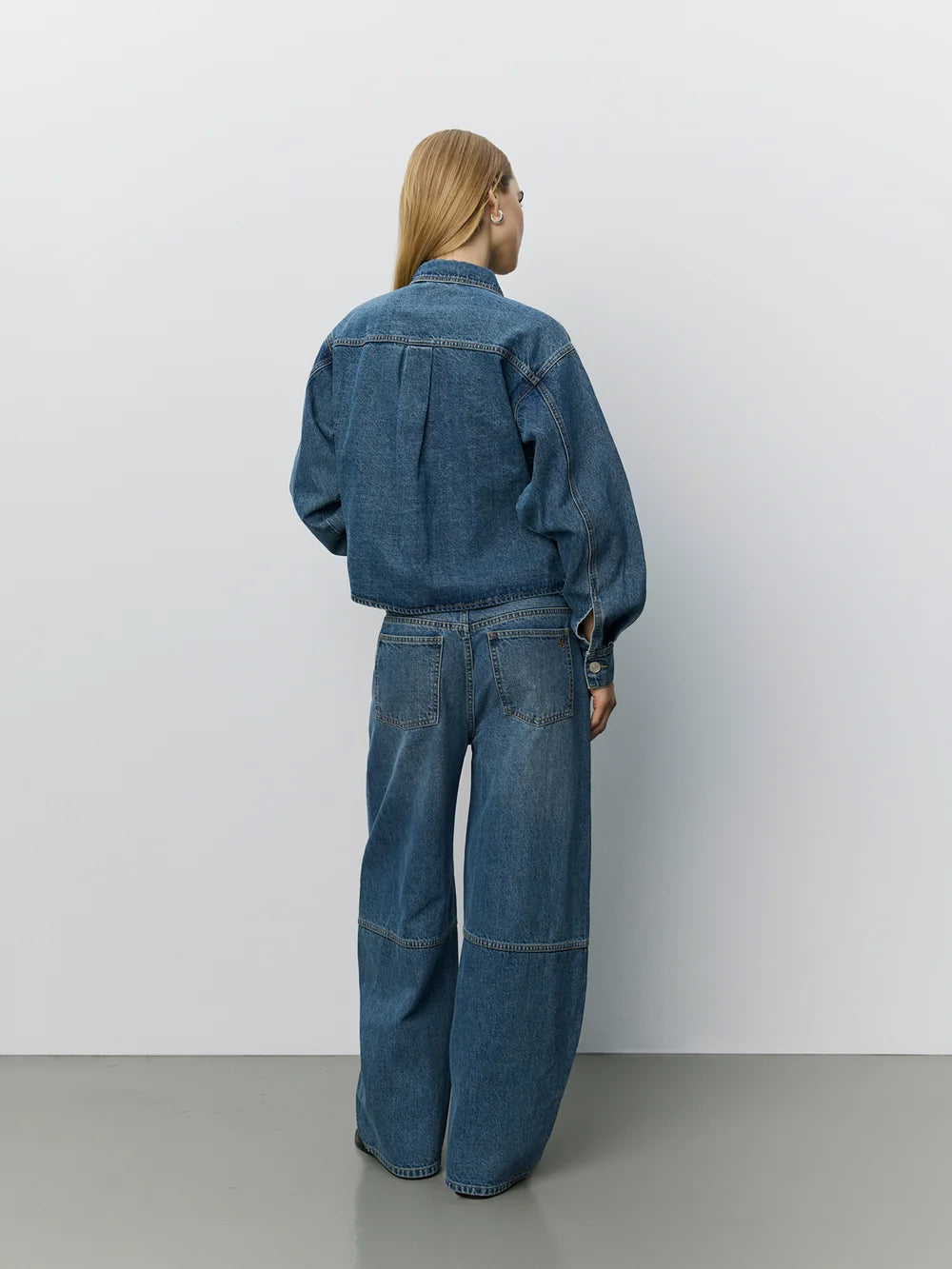 SONJASW Barrel Jeans fra Sofie Schnoor i Denim Blue med mellemhøj talje og barrel pasform – køb hos butikalrum.dk.