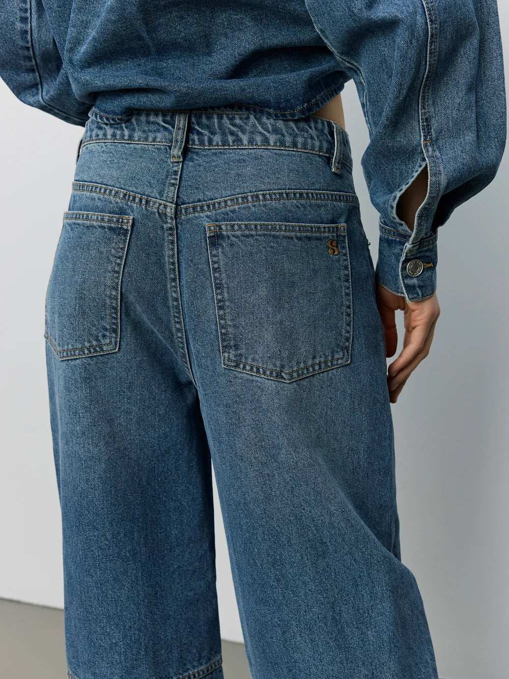 SONJASW Barrel Jeans fra Sofie Schnoor i Denim Blue med mellemhøj talje og barrel pasform – køb hos butikalrum.dk.