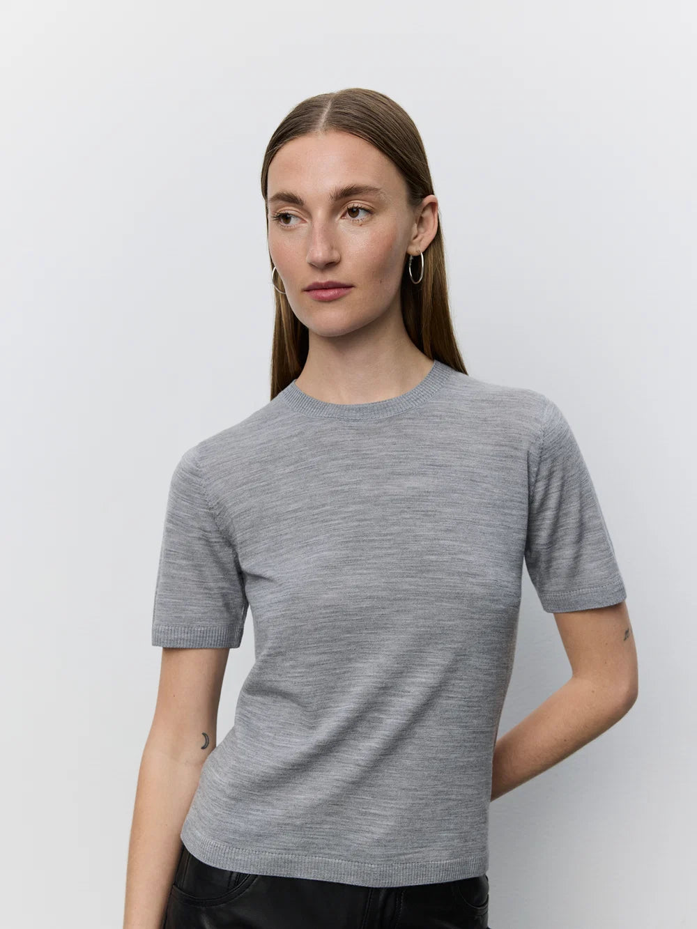 SORELLASW strikbluse fra Sofie Schnoor i Grey Melange med korte ærmer og 100% merinould – køb hos butikalrum.dk.