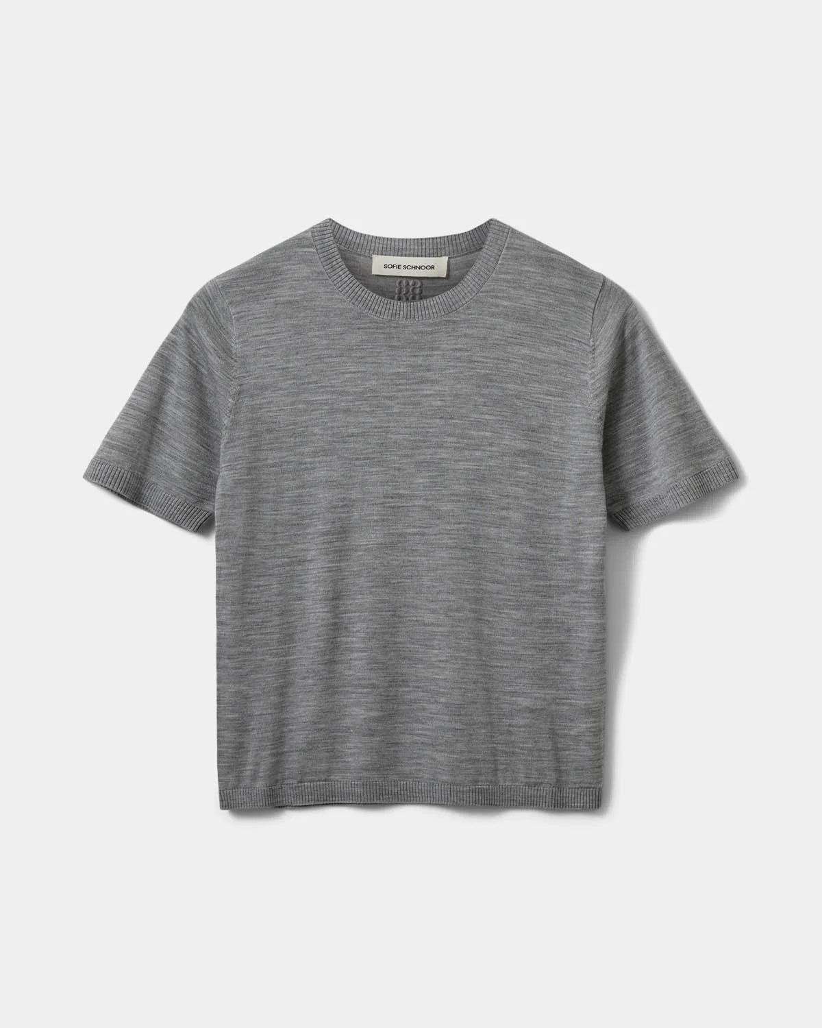 SORELLASW strikbluse fra Sofie Schnoor i Grey Melange med korte ærmer og 100% merinould – køb hos butikalrum.dk.