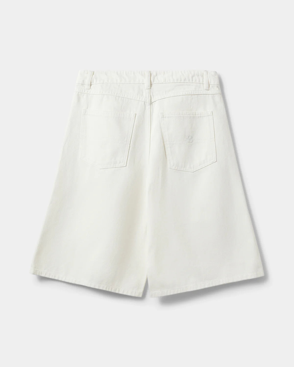 STOKESW oversized shorts i off white fra Sofie Schnoor – køb hos butikalrum.dk