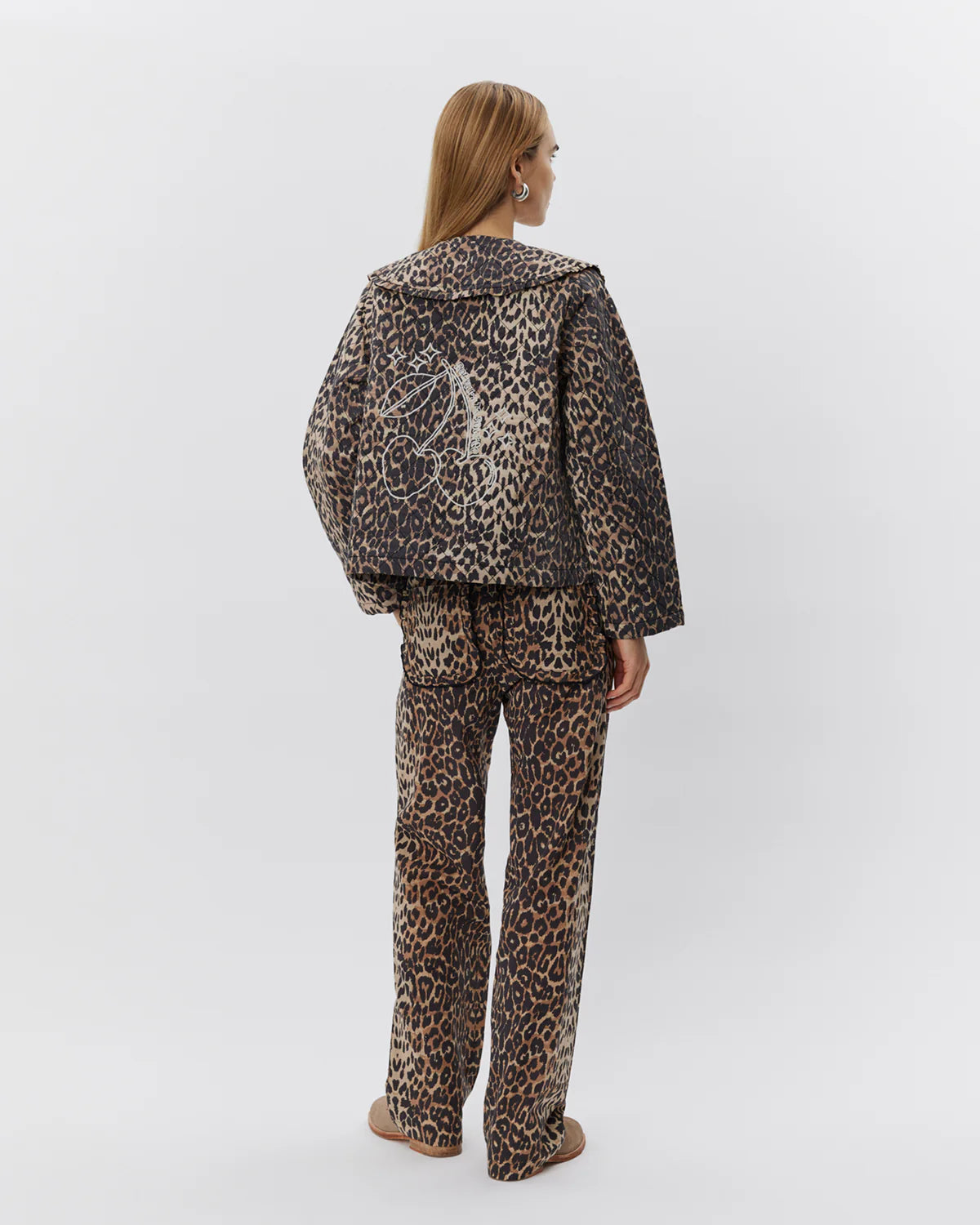 Quiltet jakke med leopardprint, flæset "Peter Pan" krave, forlommer og sløjfebåndslukning.