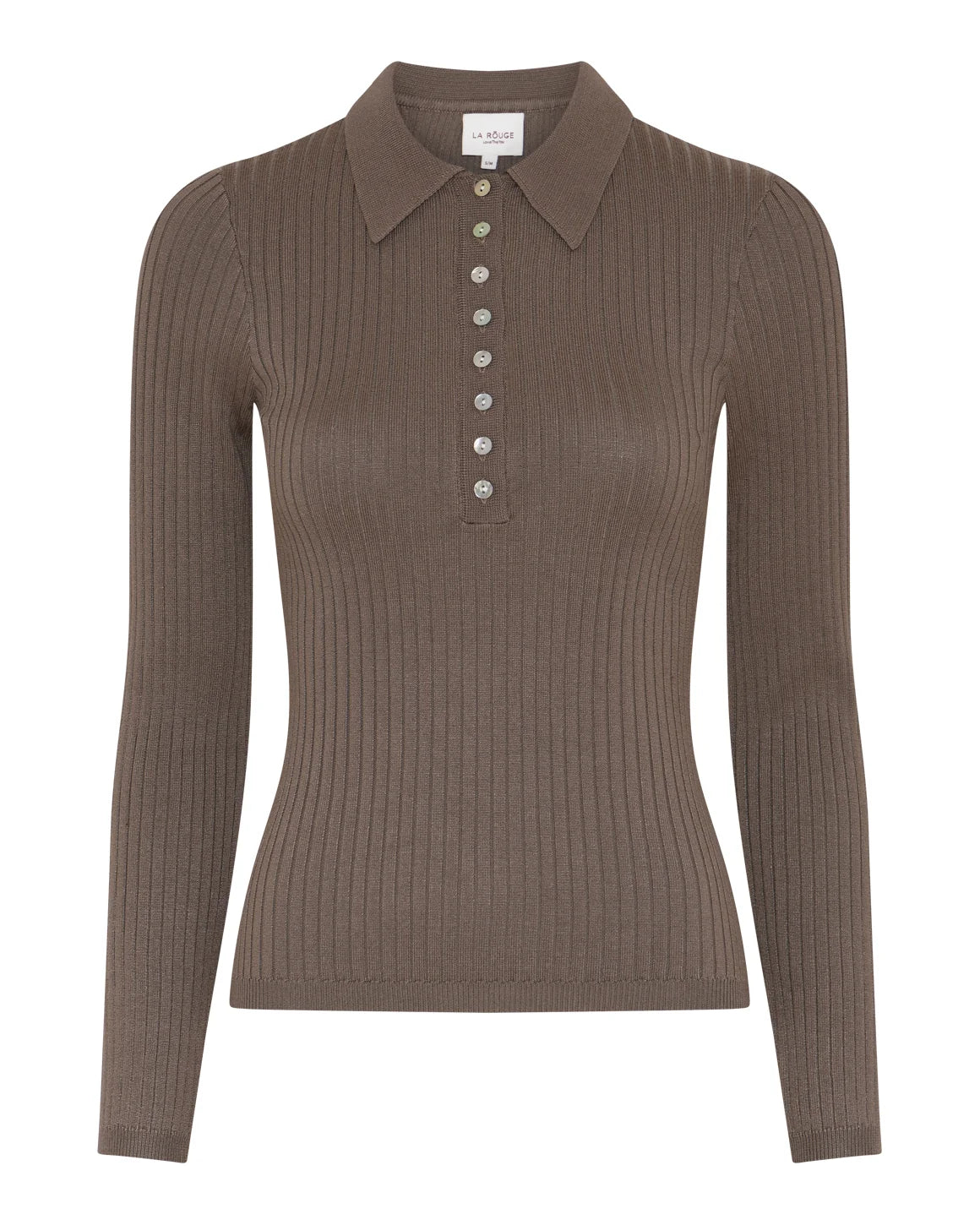Sailor Poloshirt fra LA RŌUGE i Light Brown, fitted ribstrik med polokrave og knaplukning i 100% viskose – køb hos butikalrum.dk.