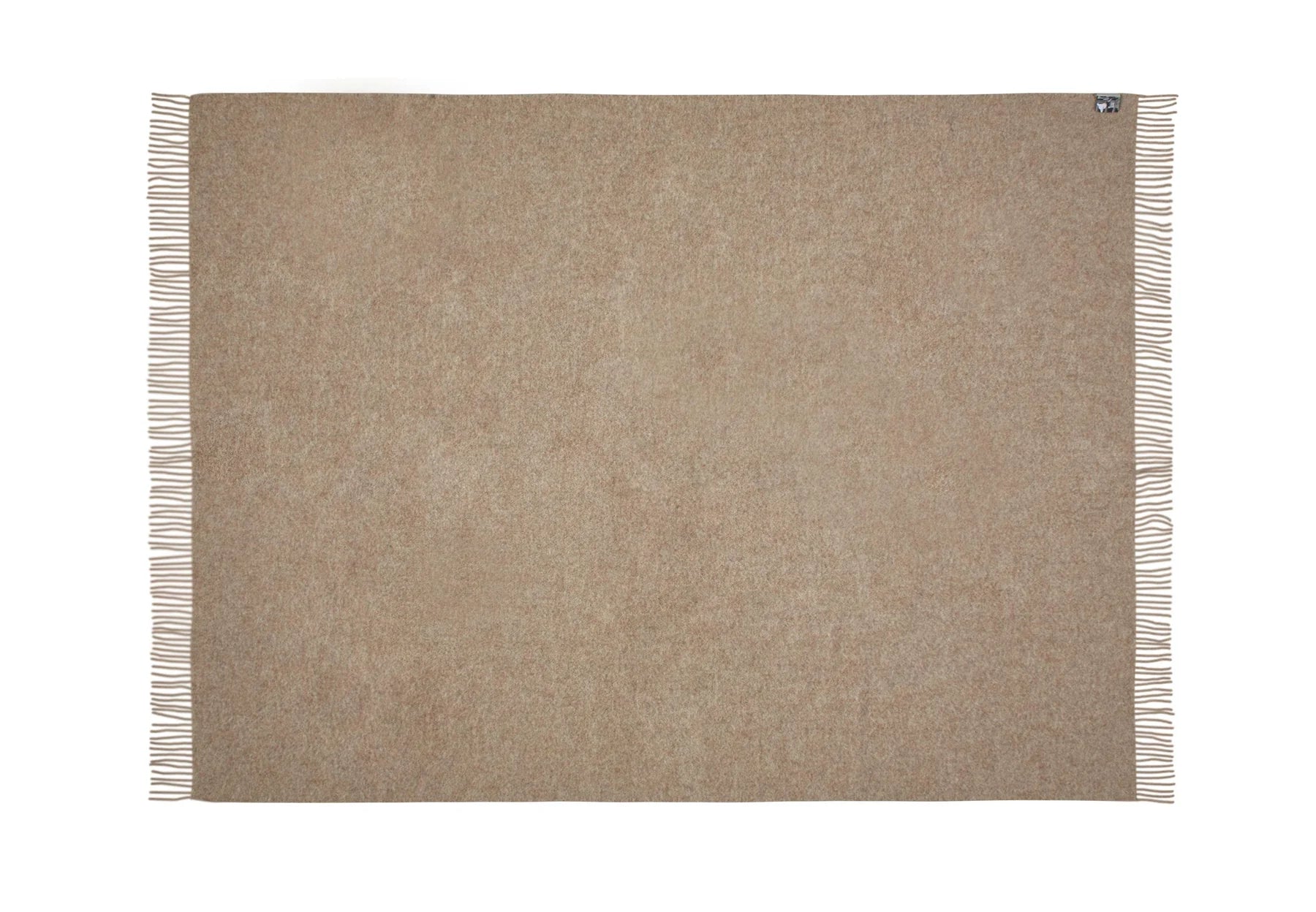 Season plaid fra Silkeborg Uldspinderi i Latte Beige, 130x200 cm, vævet i 100% New Zealandsk lammeuld – køb hos butikalrum.dk.
