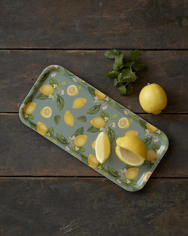 Serveringsbakke med citroner i FSC-certificeret birkefiner – køb hos butikalrum.dk