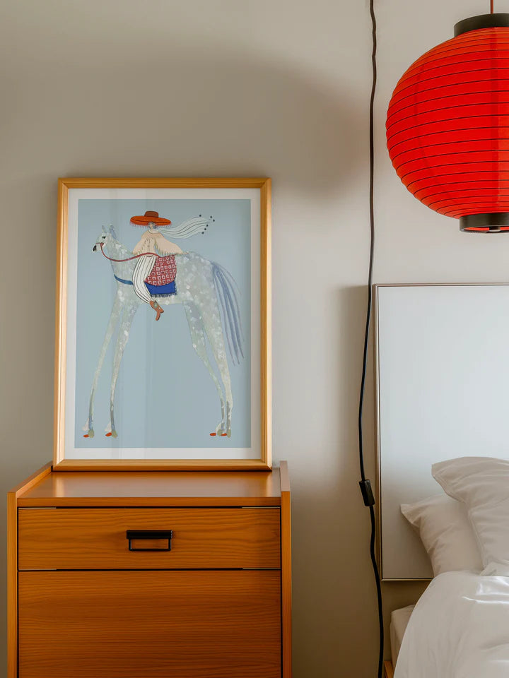 Sheriffen fra Krull Studio i 230 gram mat kvalitetspapir. Plakaten forestiller en person med langt tørklæde og stor hat, der sidder på et dyr med lange ben.