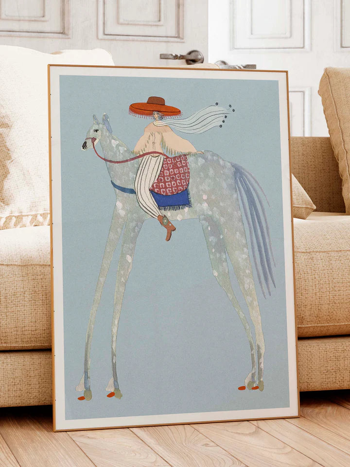 Sheriffen fra Krull Studio i 230 gram mat kvalitetspapir. Plakaten forestiller en person med langt tørklæde og stor hat, der sidder på et dyr med lange ben.