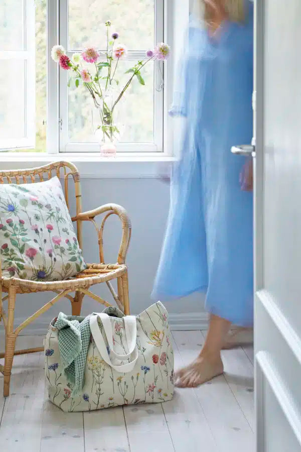 Pude Thistlefield Linen 50×50 i beige hør med pink og blålilla tidselmotiv – naturinspireret pude fra Spliid i høj kvalitet.