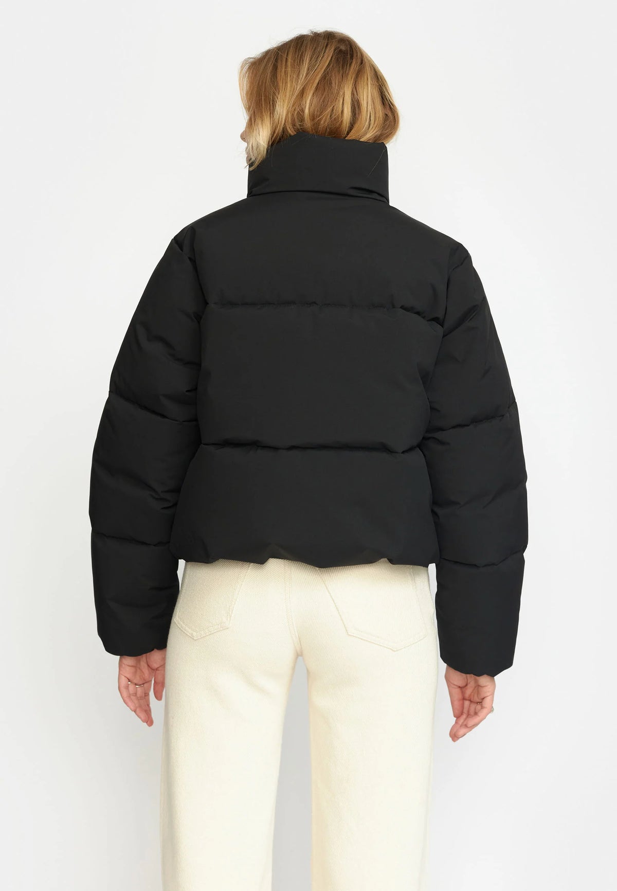 Short Puffer fra Selfhood i Black med kort pasform, Sorona® Padding og vandafvisende Teflon EcoElite-belægning – køb hos butikalrum.dk.