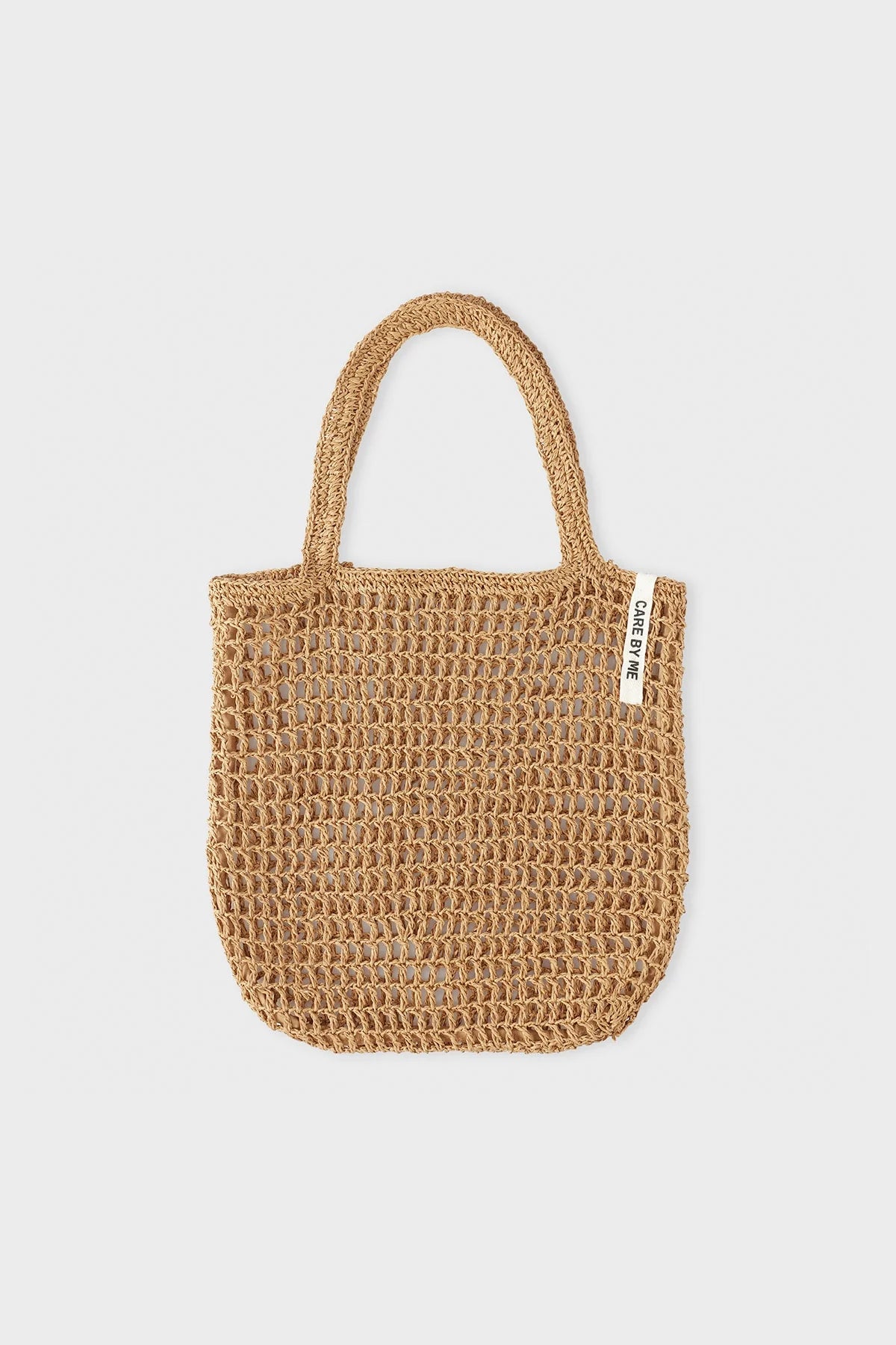 Håndlavet raffia taske fra Care By Me perfekt til sommer og kan matches med hat fra samme serie - køb hos butikalrum.dk