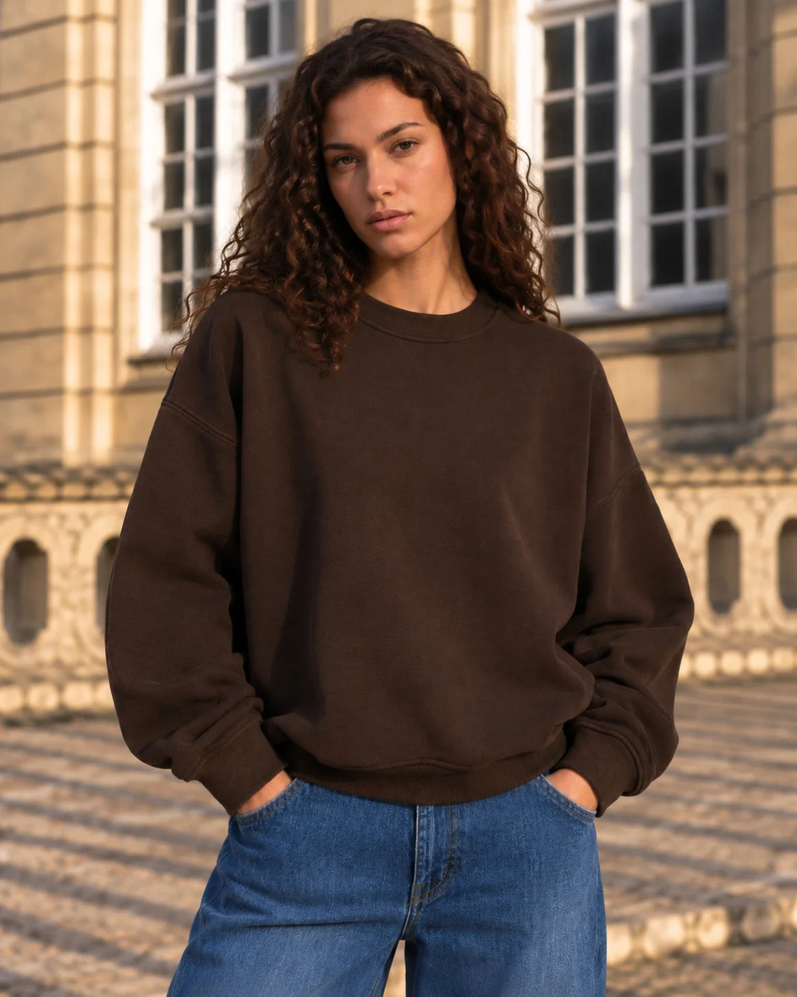 Silvia Sweatshirt w. Logo fra La Rouge i Dark Brown med broderet logo på ryggen – køb hos butikalrum.dk.