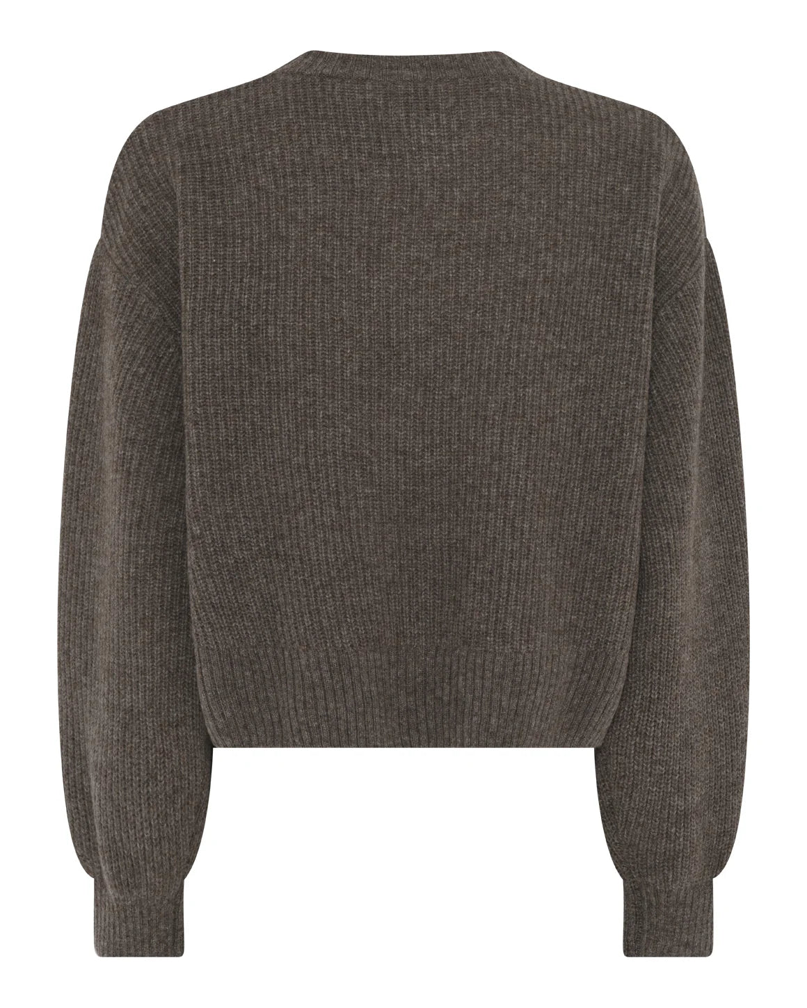 Sisse Knit – klassisk striktrøje i uld og yak med rund hals, boxy pasform og brede ribkanter.