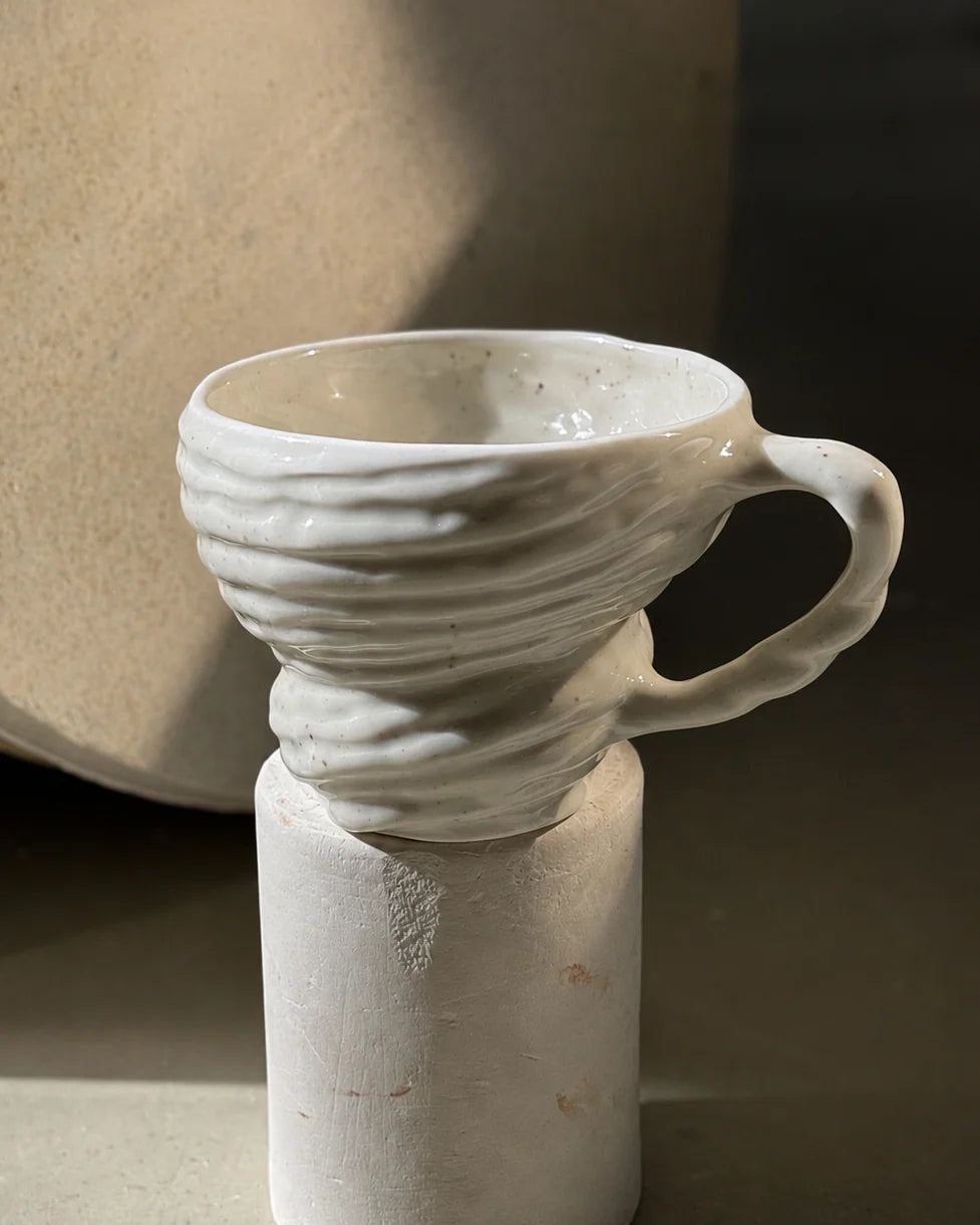 Sneglekop med hank fra danske Studio Aarhus, håndlavet i porcelæn med hvid glasur og brune nistre, 250 ml – køb hos butikalrum.dk.