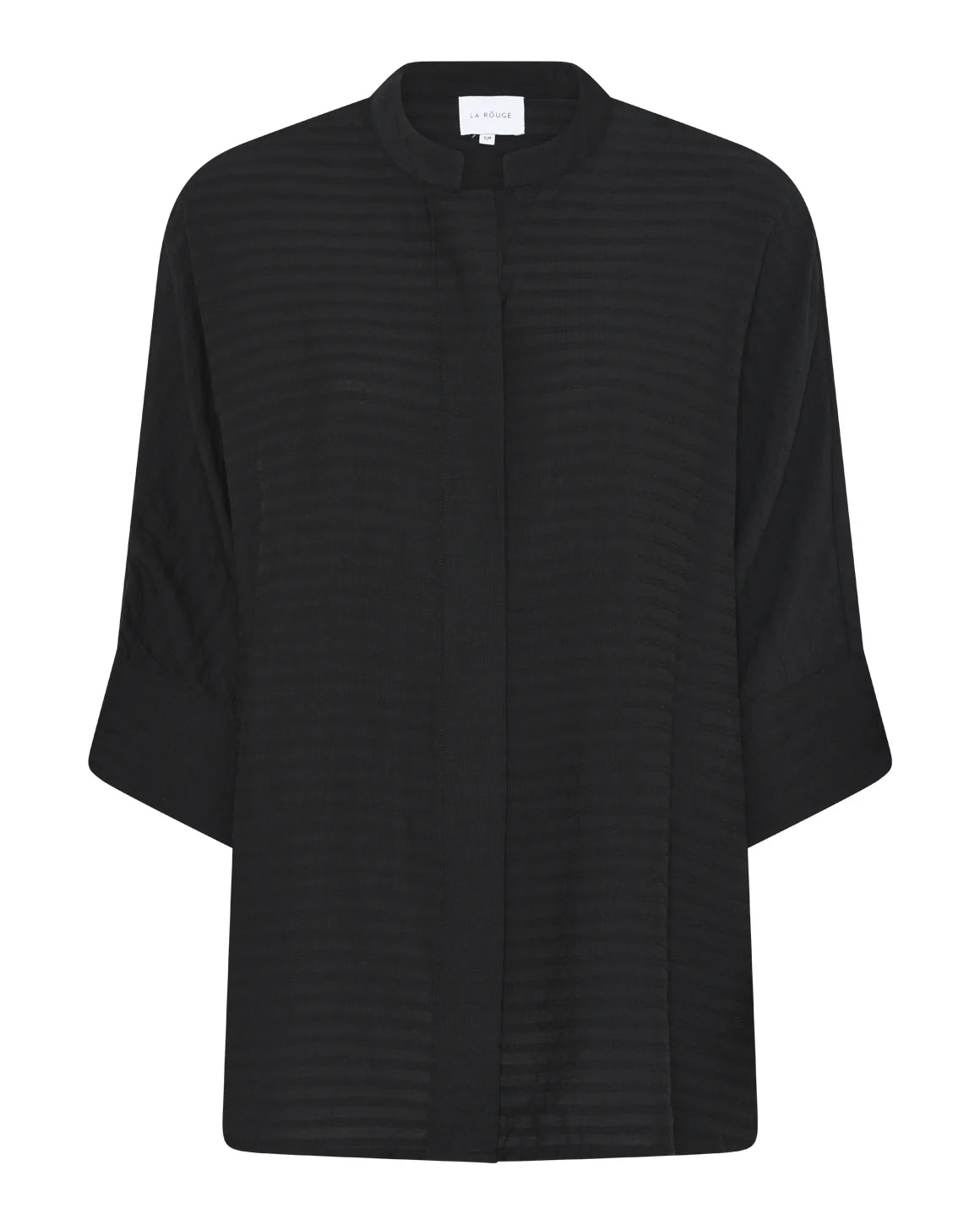 Sofie Blouse – tone-i-tone stribet bluse med 3/4-ærmer, skjult knaplukning og ståkrave.