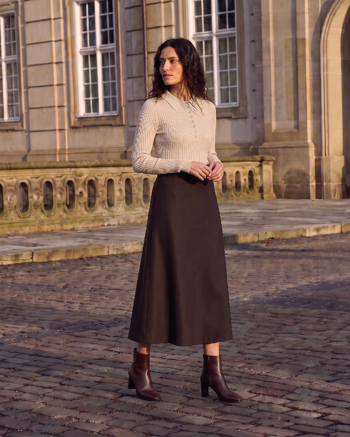 Sofie Skirt fra La Rouge i Dark Brown, elegant A-formet nederdel i en varm uldblanding – køb hos butikalrum.dk.