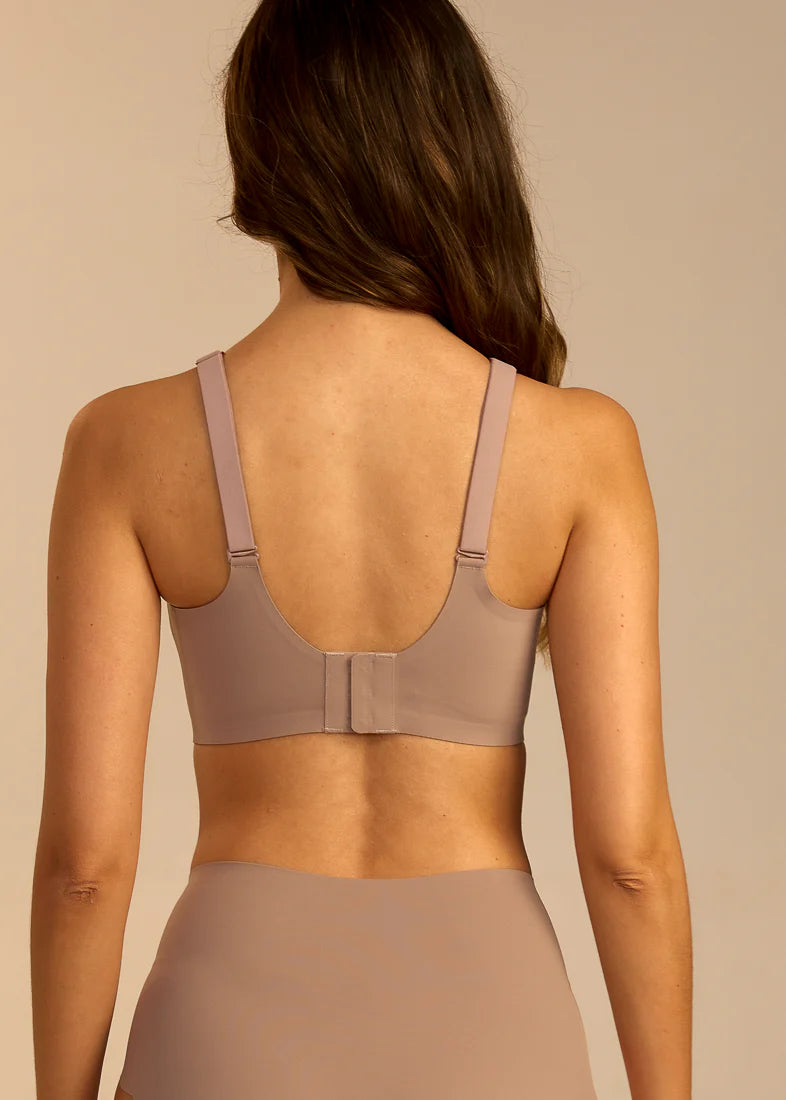 SoftScallop Full Coverage bøjlefri BH i Soft Mocha fra FemiFemme med sømløst design og fuld dækning – køb hos Butik Alrum på Amager eller online på butikalrum.dk.