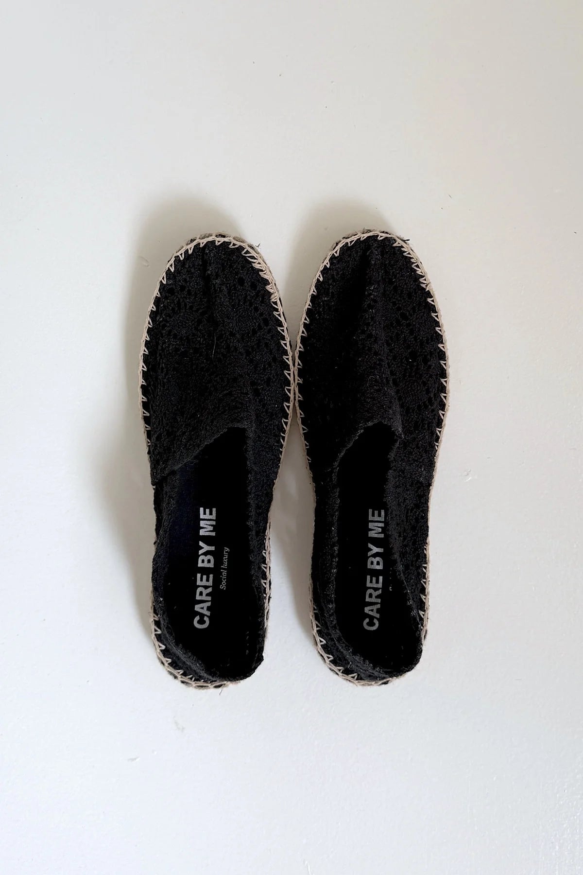 Håndlavede sorte espadriller fra Care By Me med bomulds overdel og blød sål perfekt til sommer og ferie - køb hos butikalrum.dk