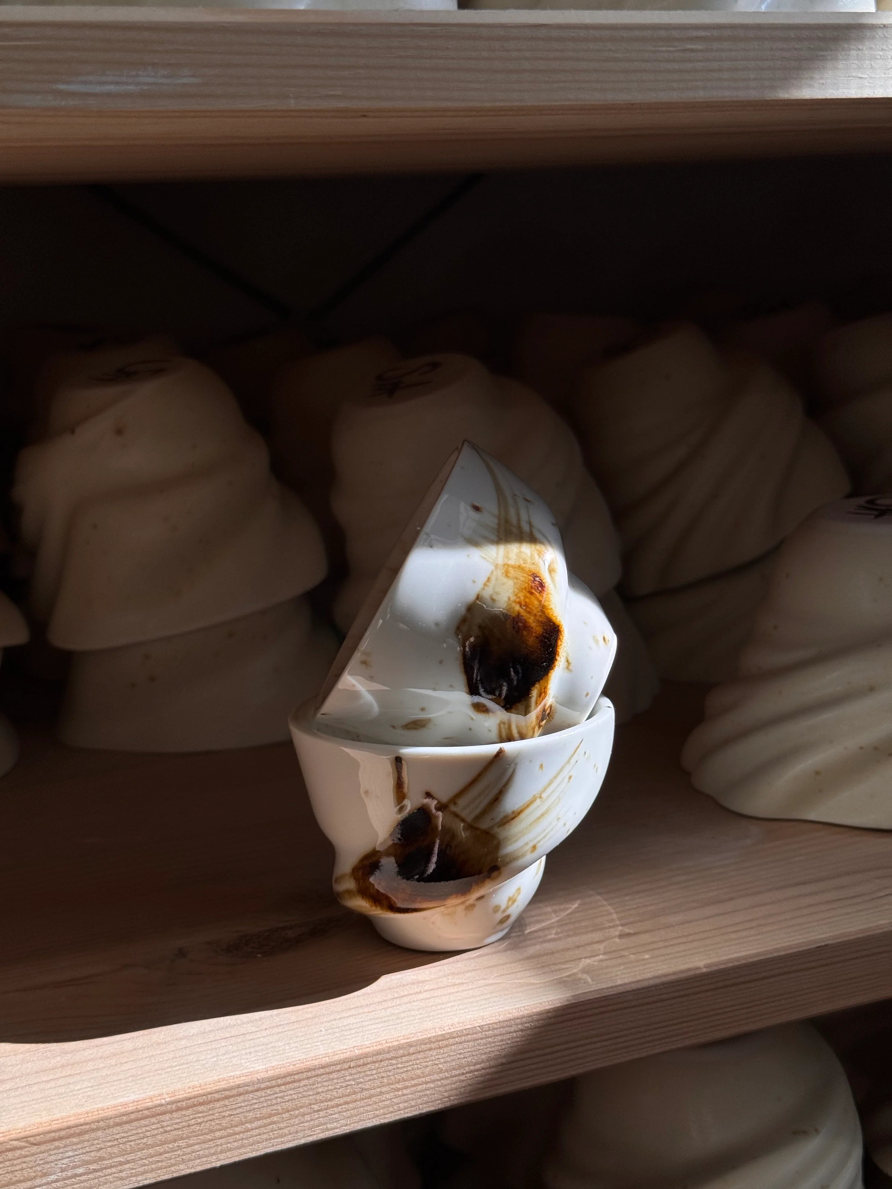 Keramikkop “Sort Sol” fra Studio Aarhus – unikt design inspireret af stærenes mønstre – køb hos butikalrum.dk