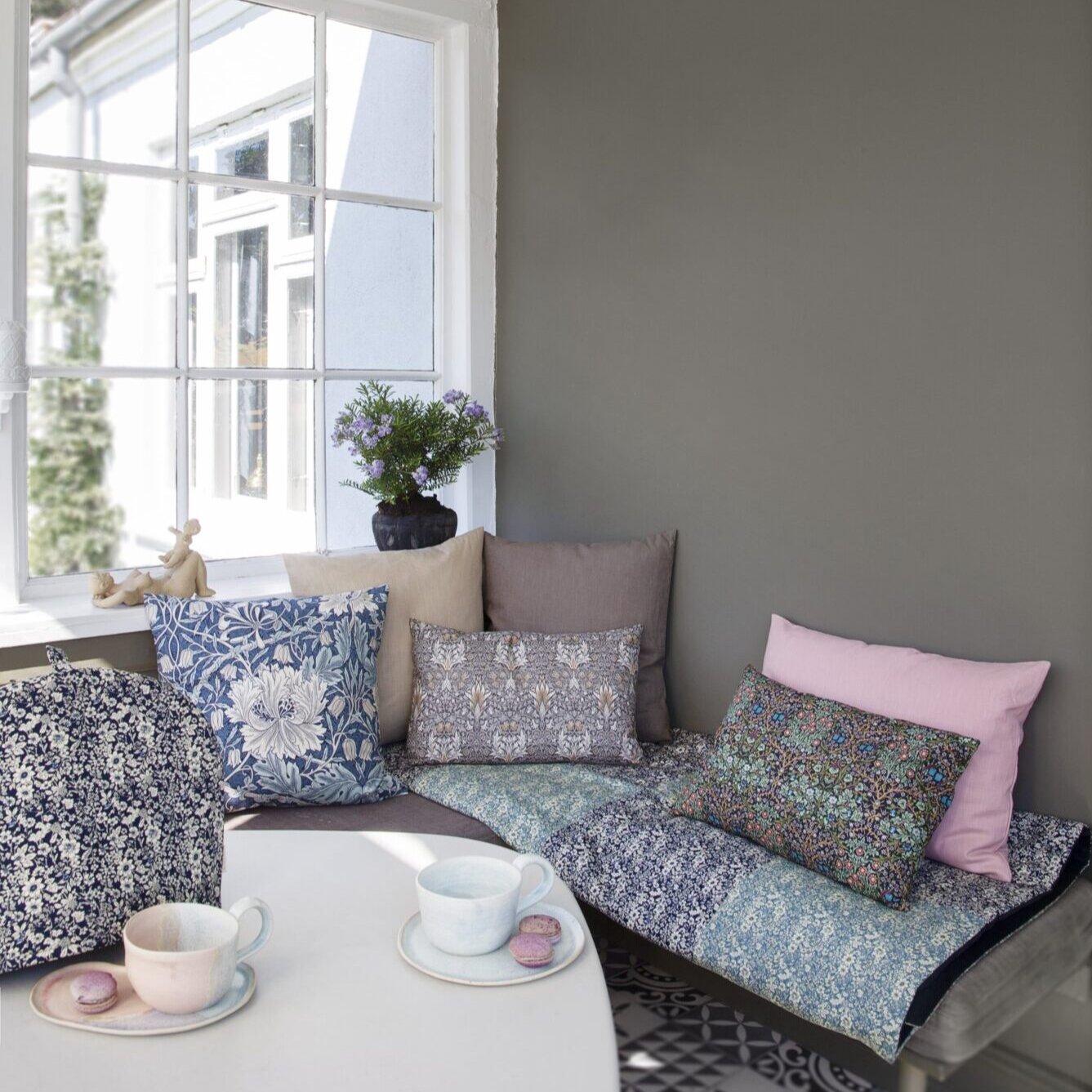 Spliid-pude-William-Morris-Honeysuckle-tulip