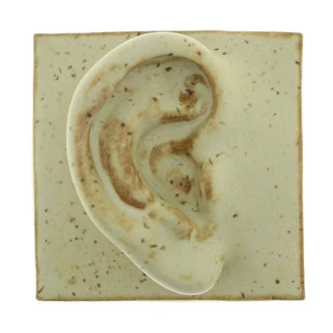 Kvadratisk vægrelief "Square Right Ear" i WarmSand – håndlavet dansk kunst inspireret af antikken, fra butikalrum.dk
