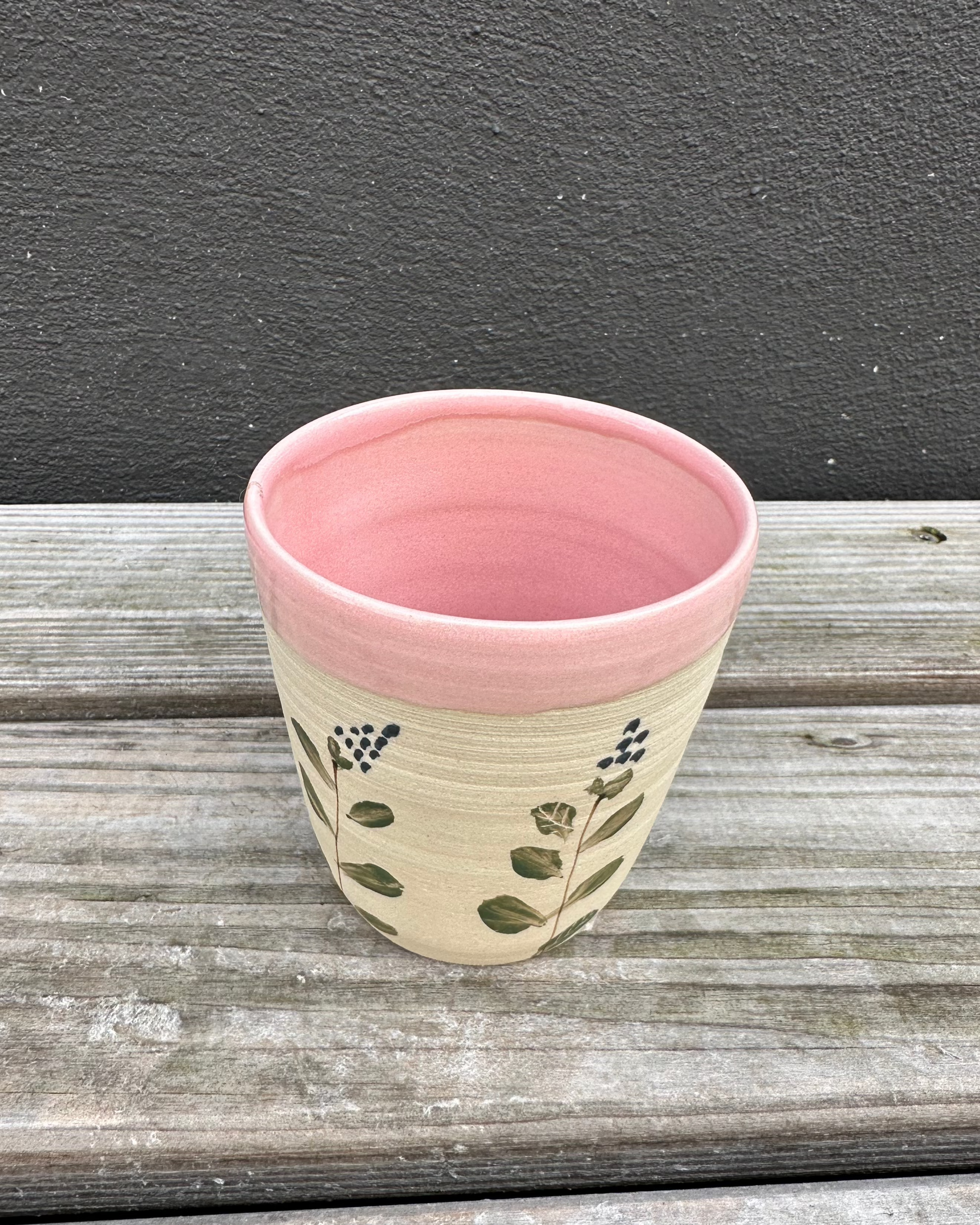 Høj keramikkop med Evig Flor-design og lyserød kant, hånddrejet og håndmalet af Stine Mei.