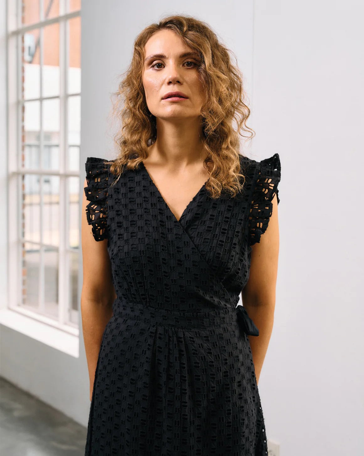 Sort midi-kjole i bomuld – Stine Dress fra La Rouge. Enkel, feminin og sommerlig.