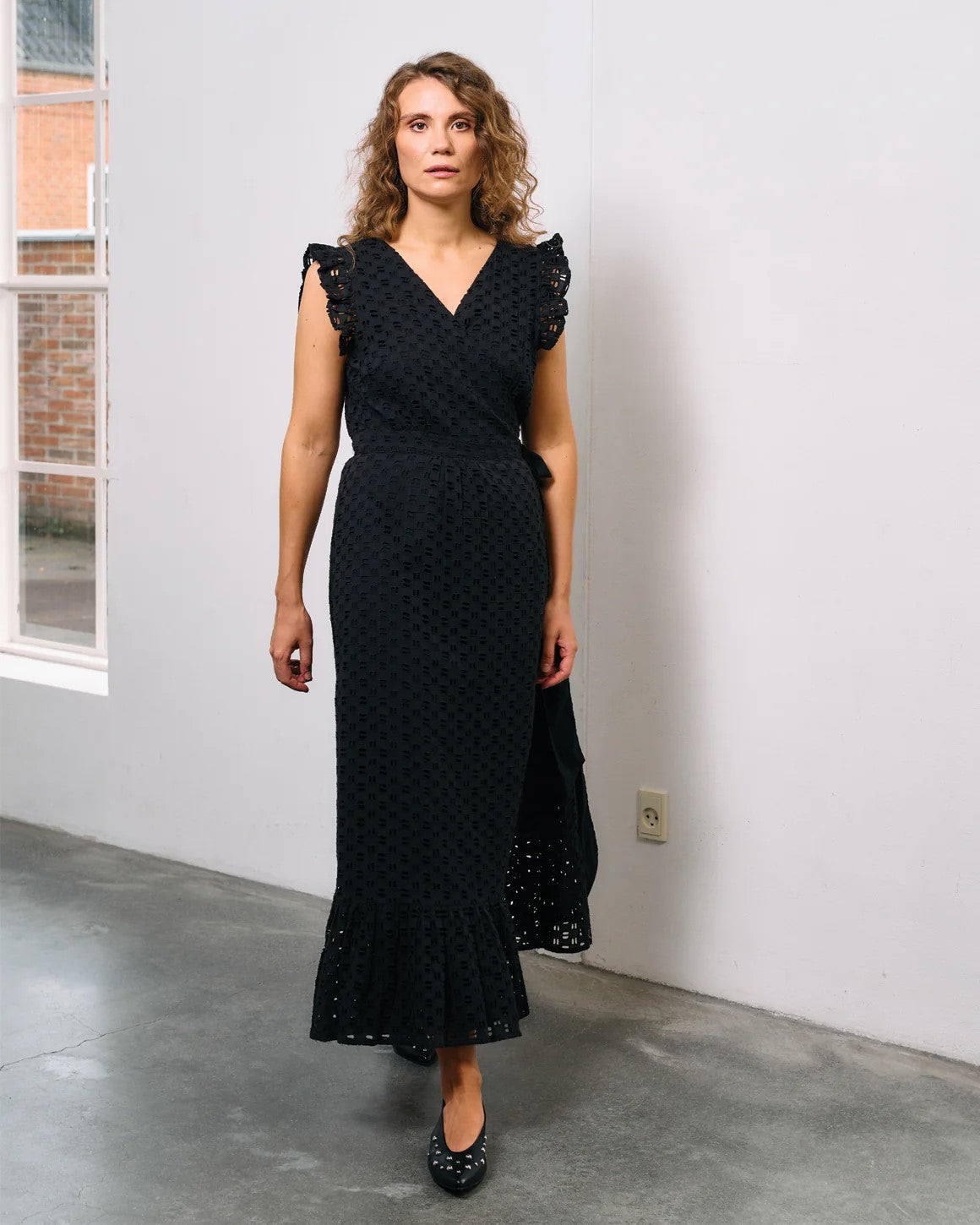 Sort midi-kjole i bomuld – Stine Dress fra La Rouge. Enkel, feminin og sommerlig.