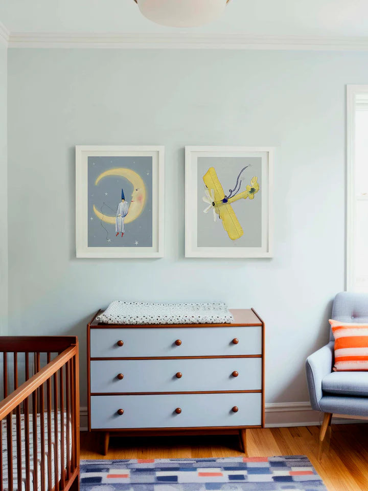 Stjernefiskeren fra Krull Studio i 230 gram mat kvalitetspapir. Plakaten forestiller en person, der sidder og fisker på månen. Perfekt til børneværelset eller til dig, der elsker finurlig, smukt kunst.