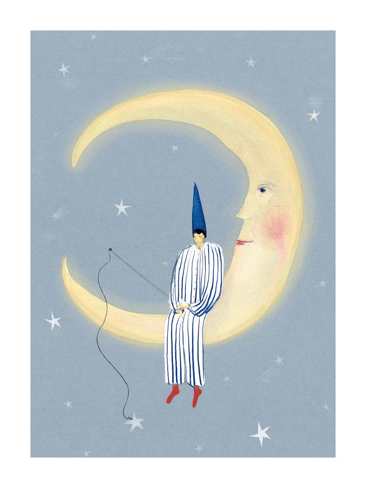 Stjernefiskeren fra Krull Studio i 230 gram mat kvalitetspapir. Plakaten forestiller en person, der sidder og fisker på månen. Perfekt til børneværelset eller til dig, der elsker finurlig, smukt kunst.