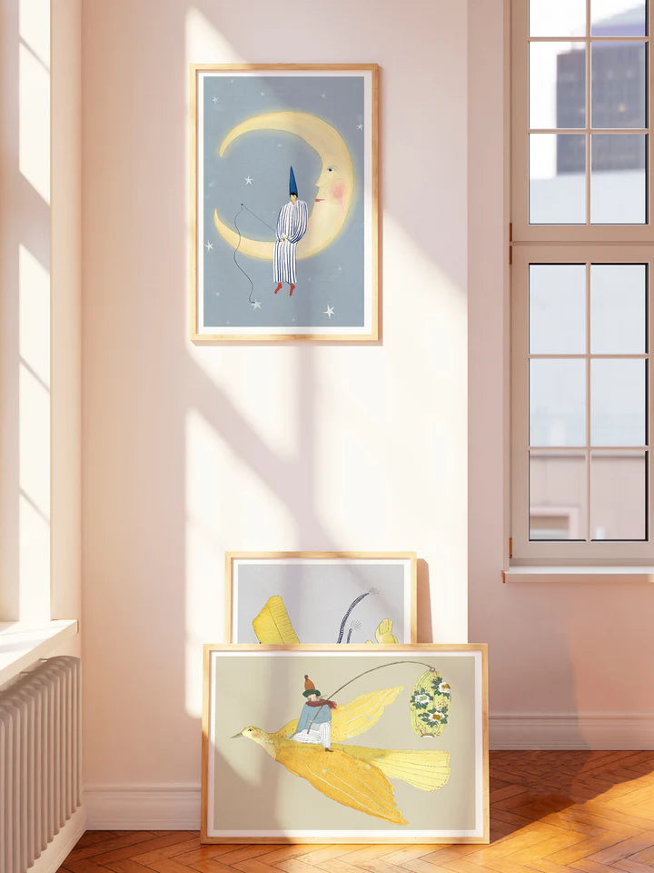 Stjernefiskeren fra Krull Studio i 230 gram mat kvalitetspapir. Plakaten forestiller en person, der sidder og fisker på månen. Perfekt til børneværelset eller til dig, der elsker finurlig, smukt kunst.