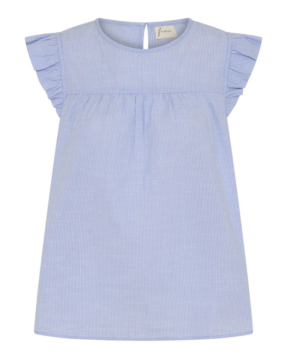 Stockholm Top i Baby Lavender Stripes – feminin ærmeløs top i 100% økologisk bomuld med flæse på skulderen og rynkedetaljer, perfekt til både hverdagsbrug og fest.