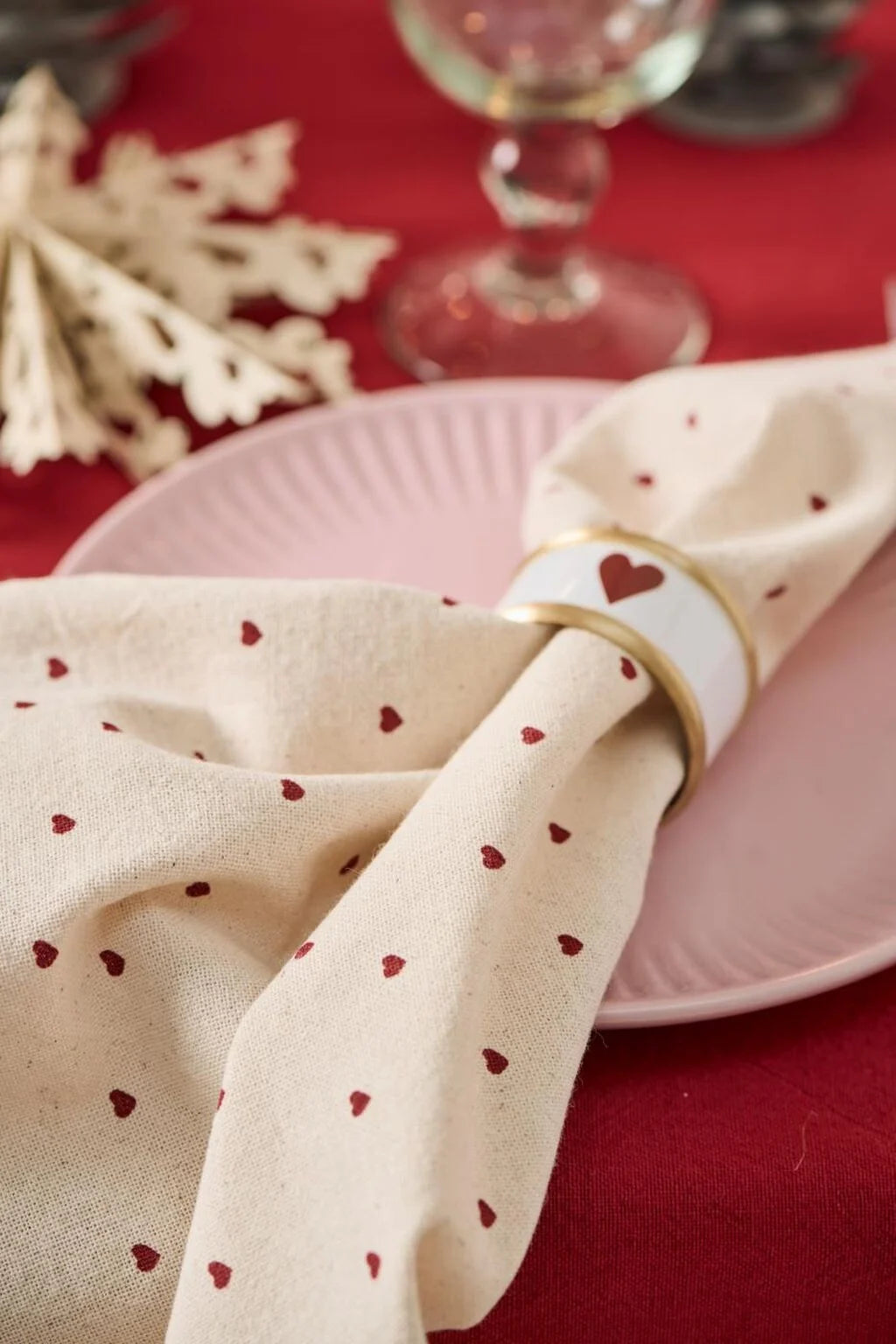 Bomuldsstofserviet “Valentin” i naturfarve med røde hjerter, ideel til borddækning