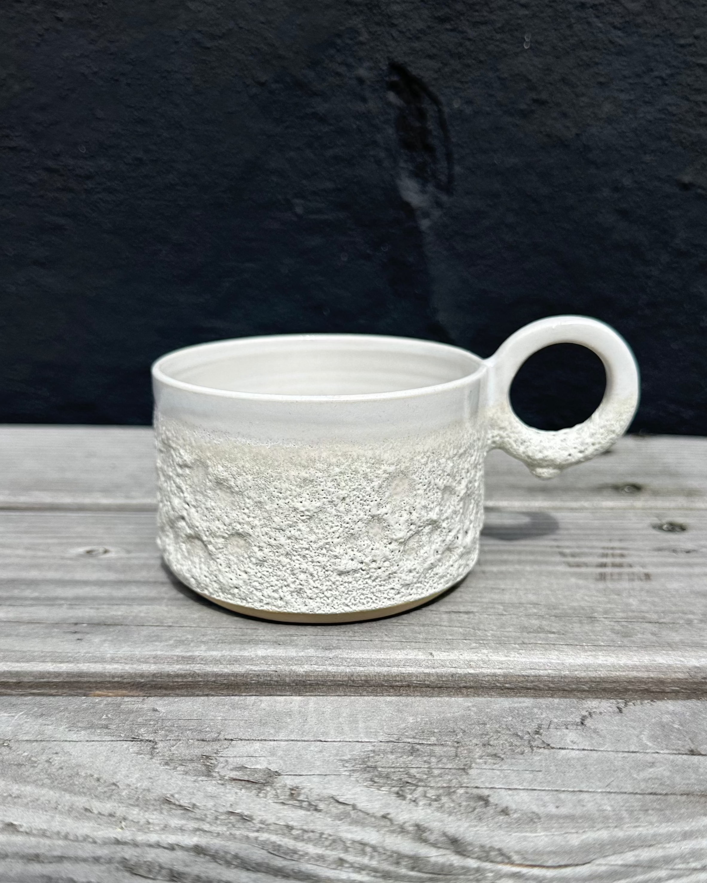 Hvid Strand kop i tidløst design, inspireret af bølgerne, håndlavet keramik.