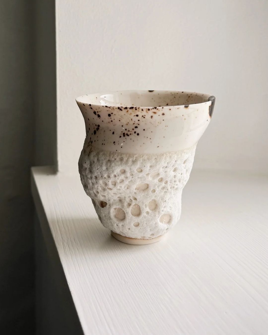 Håndlavet Marsk kop i varme sivbrune og beige nuancer, inspireret af Vadehavets naturlige skønhed.