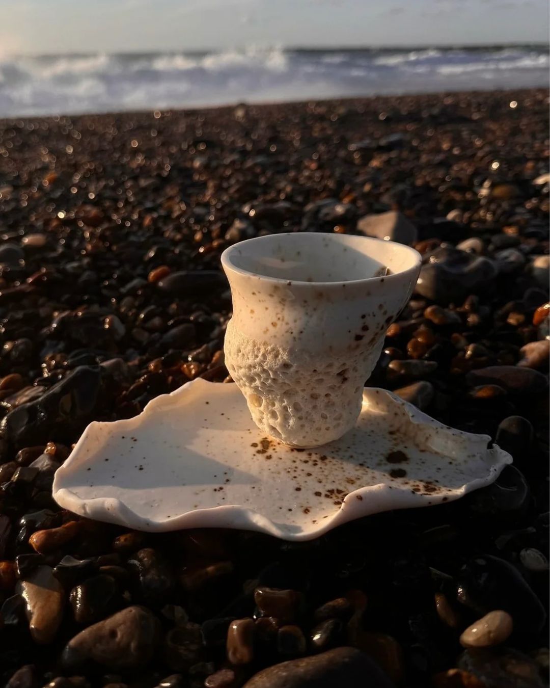 Håndlavet Marsk kop i varme sivbrune og beige nuancer, inspireret af Vadehavets naturlige skønhed.