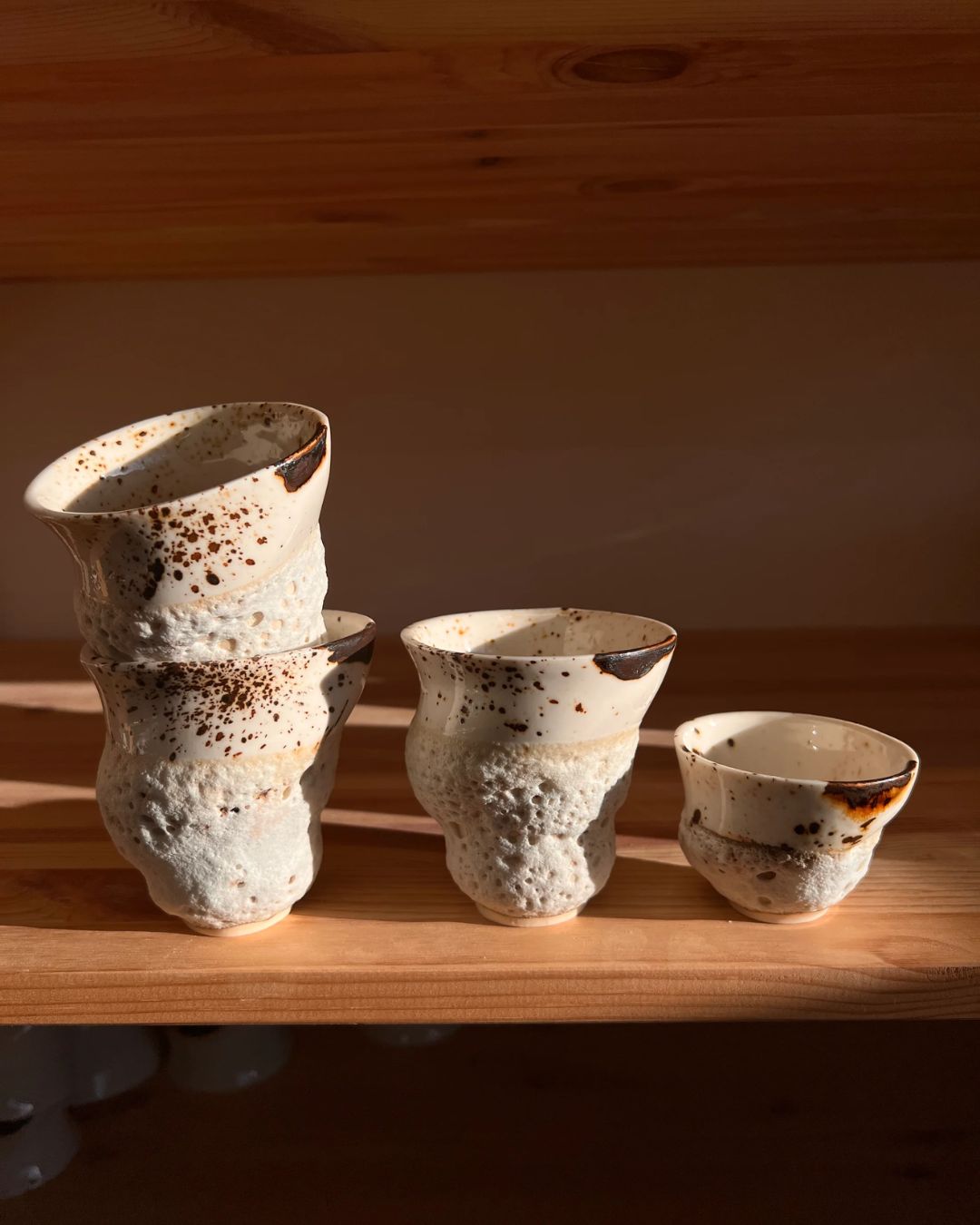 Håndlavet Marsk kop i varme sivbrune og beige nuancer, inspireret af Vadehavets naturlige skønhed.