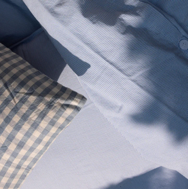 Sengetøj i økologisk bomuldspercale med Milk Stripe fra Studio Feder – sælges hos Butik Alrum på Amager.