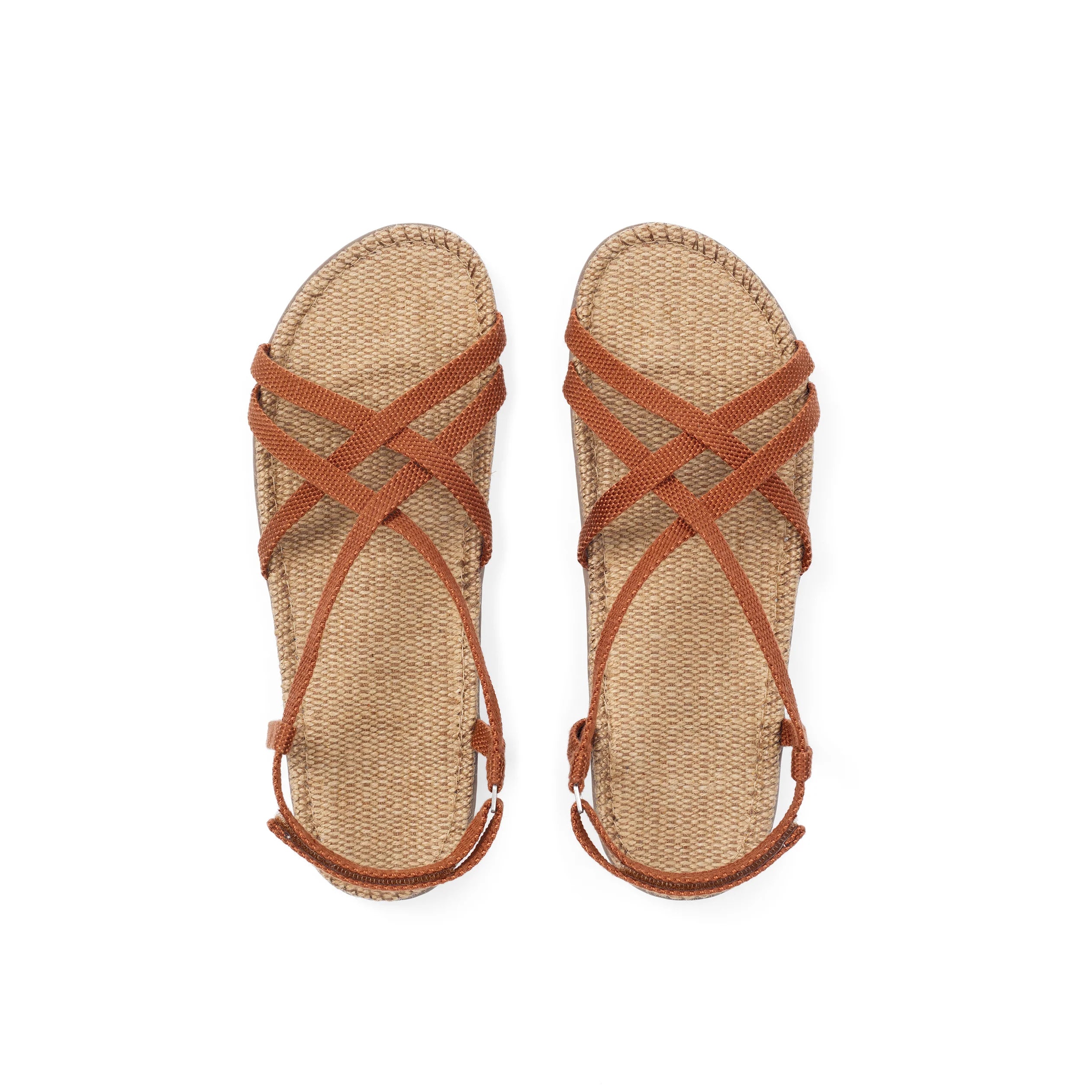 Sandal i varm, jordnær farve (orange/brun) med bagrem. Skoen er lavet af gummi og jute.