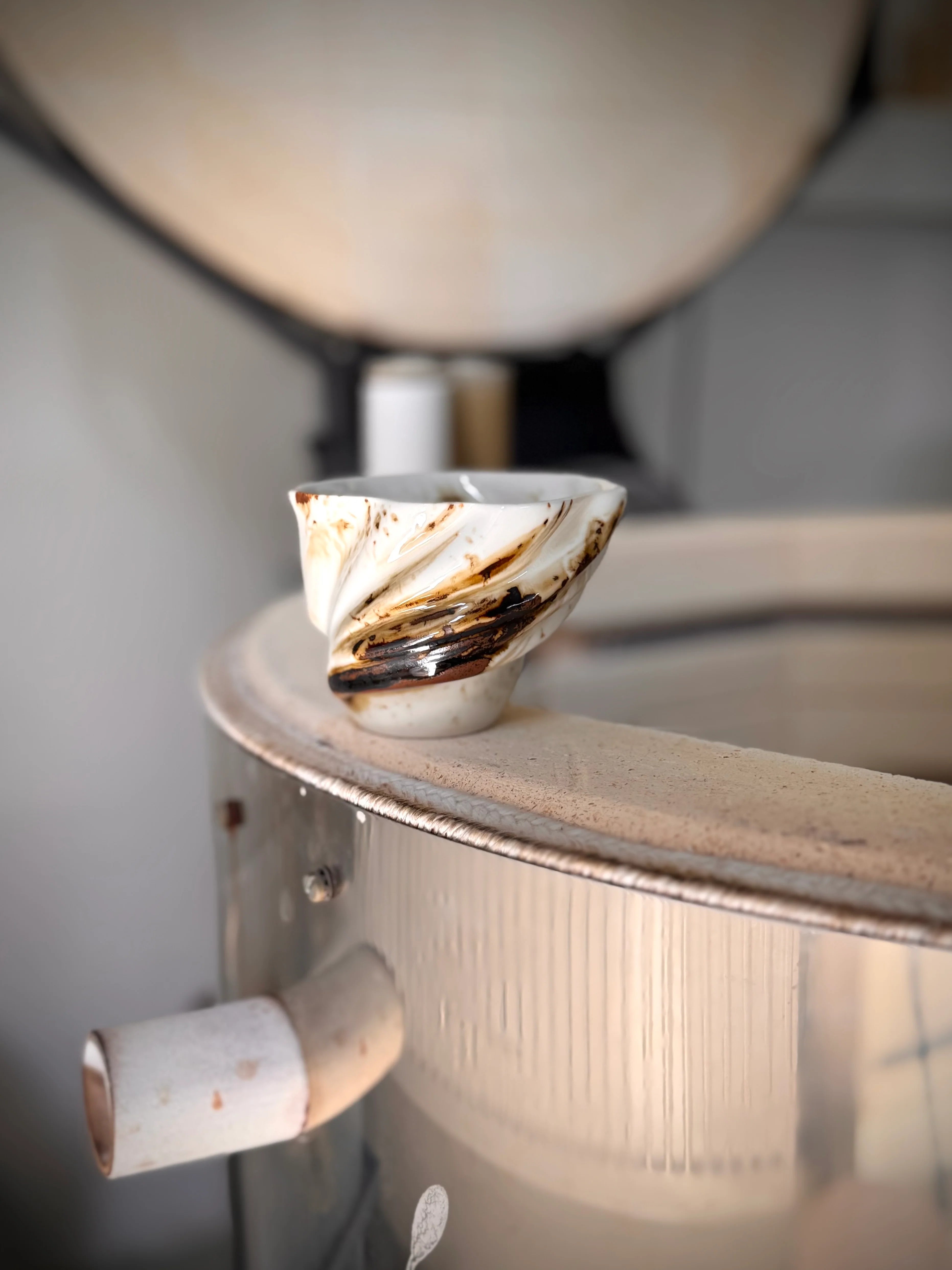 Køb Svanekoppen hos Butik Alrum – porcelænshvid keramikkop med svaneinspirerede rifler og håndlavet design