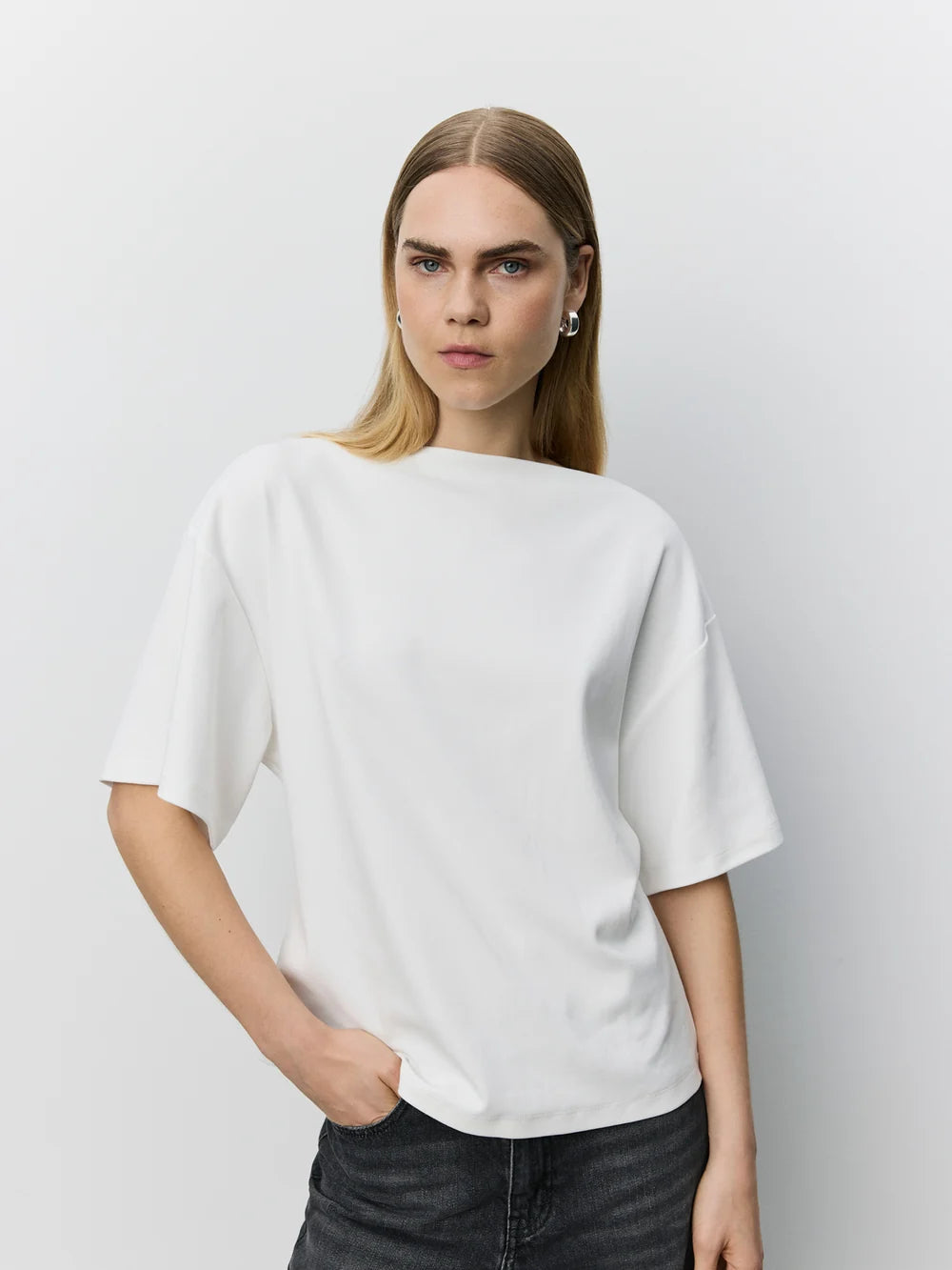 TEASW T-shirt fra Sofie Schnoor i Off White med bådhalsudskæring og boxy ærmer – køb hos butikalrum.dk.