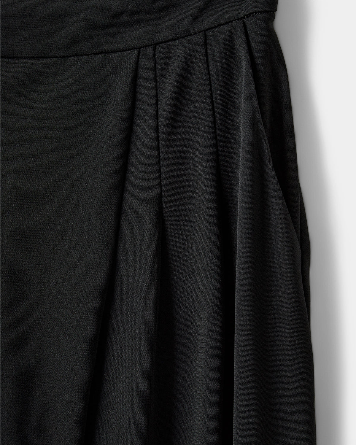 Køb THEASW nederdel i sort fra Sofie Schnoor hos butikalrum.dk – elegant high-waist pencil nederdel