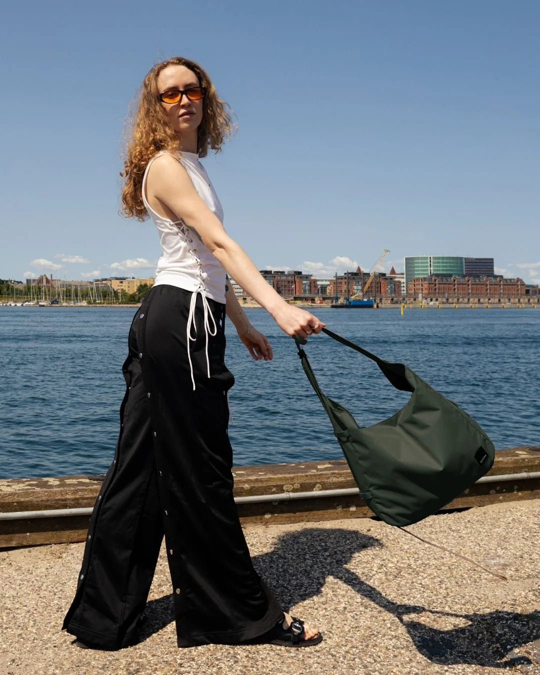Kintobe TOBY crossbody-taske i Zen Green med justerbar rem og praktiske webbing-løkker – køb hos butikalrum.dk.