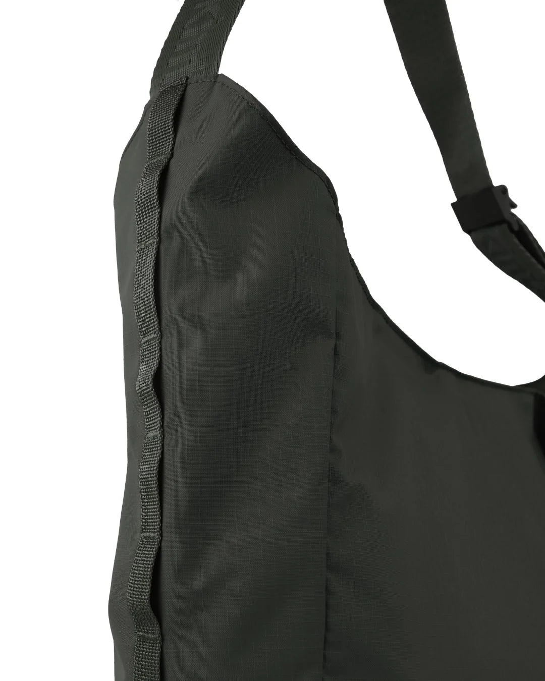 Kintobe TOBY crossbody-taske i Zen Green med justerbar rem og praktiske webbing-løkker – køb hos butikalrum.dk.